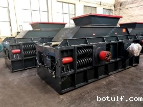 大型半自动液压对辊破碎机发往四川