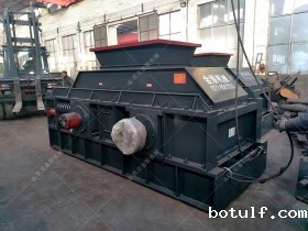 两台大型对辊破碎机征战沙场