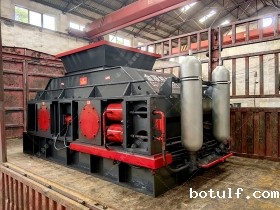 大型半自动液压对辊制砂机发往四川