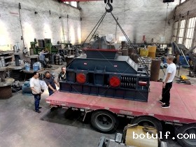 2PG1000×700连轴对辊破碎机发货现场图片_发往广东_玄武岩制砂