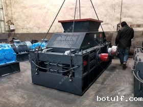 2PG1200*800连轴式对辊破碎机发货现场图_发往四川_鹅卵石制砂