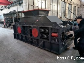 2PG1000X700对辊破碎机发往湖北恩施破碎鹅卵石