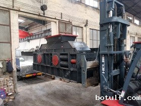 1500x800大型半自动液压对辊制砂机发货