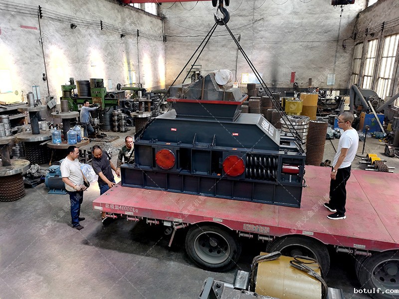 1200x800大型直连式对辊制砂机发货图片