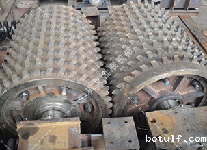 双齿辊破碎机-厂家直供价格低-齿雷竞技技结构原理图